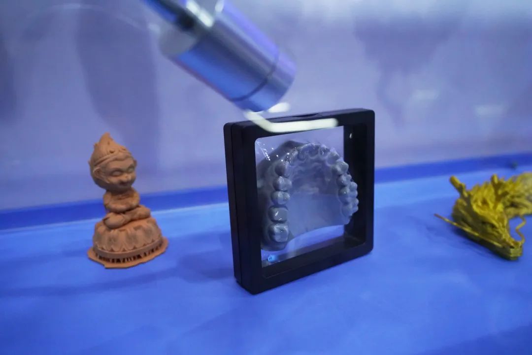 联泰科技重磅新品！齿科全自动化3D打印机—D300，引领技术发展
